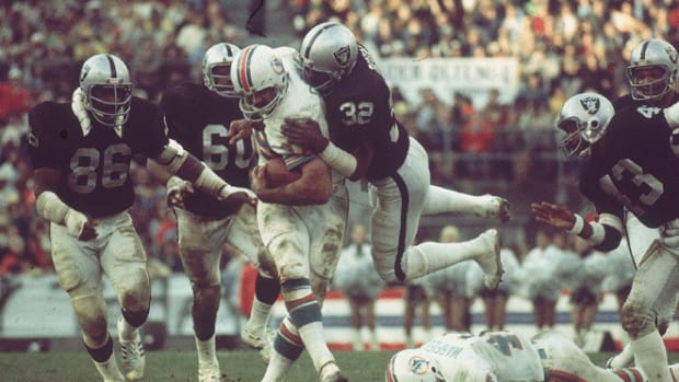 130115091815-larry-csonka-dolphins-single-image-cut.jpg